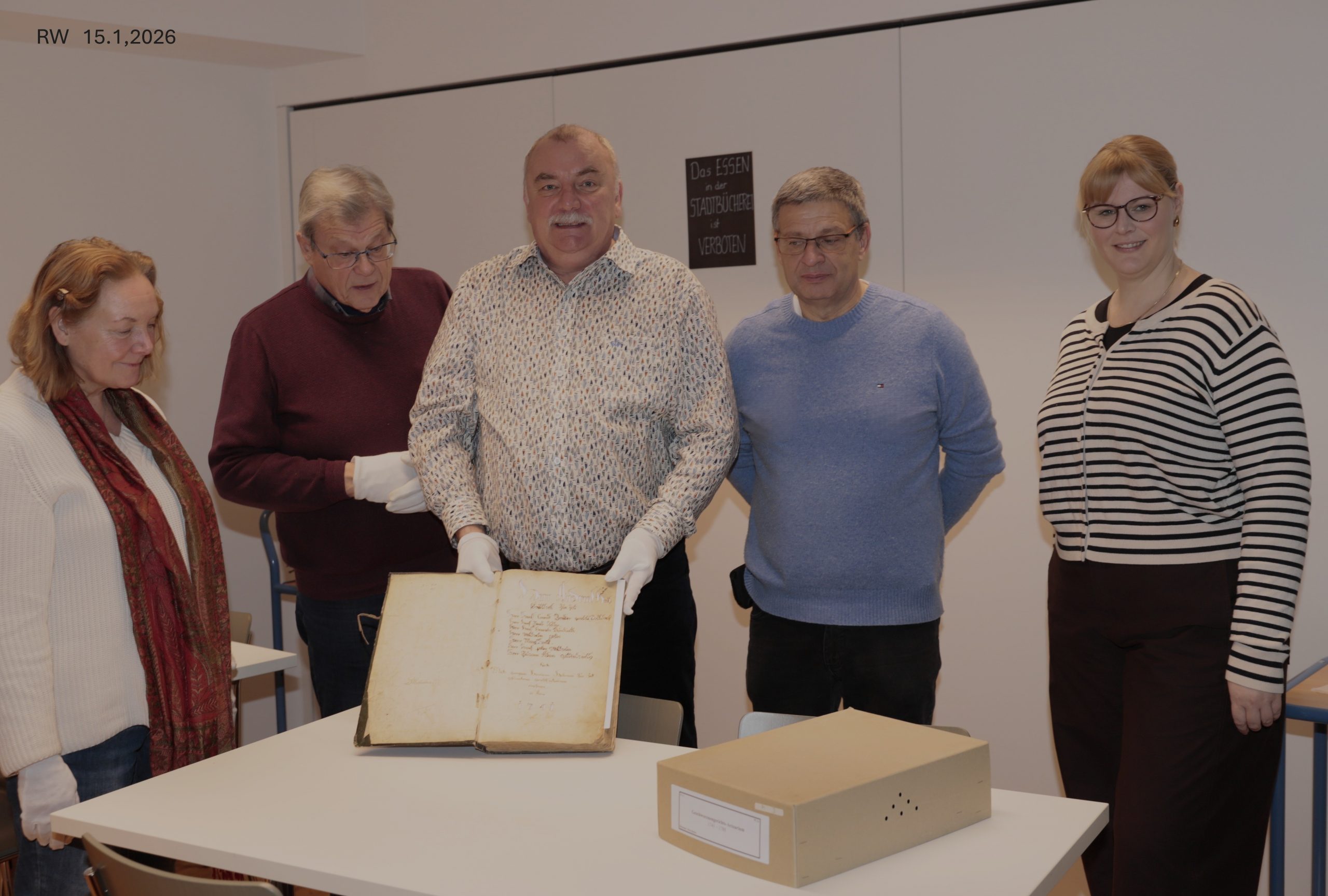 Besuch im Stadtmuseum<br />
v.l.:Helga Grashoff, xxx Gunnar Moog, Stefan Schmelz, Charlotte Pissors (Nicht im Bild Fotograf: Reinhold Wendl)